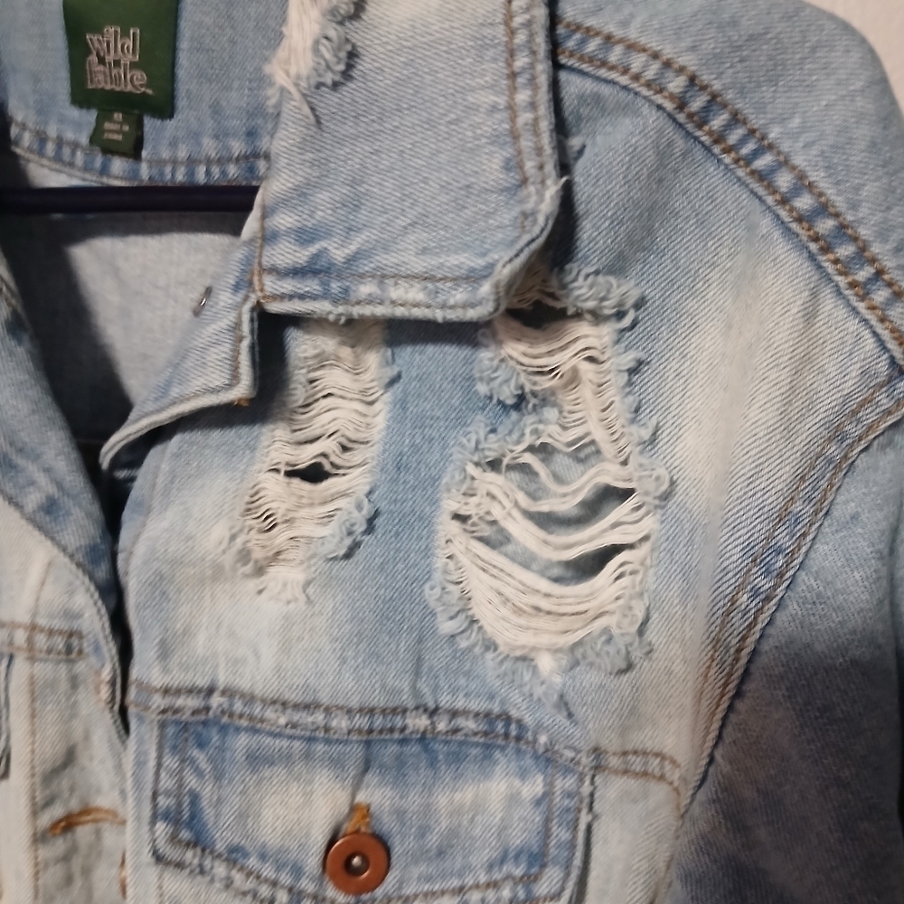 Wild fable ladies jean jacket.  Ripped. Size XS. - Picture 5 of 9
